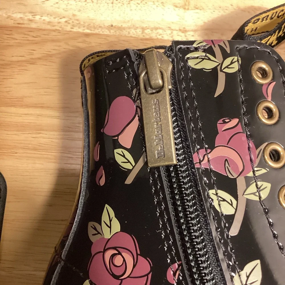 Dr. Martens Child Black Floral Combat Boots sz 11 in box - Picture 7 of 11
